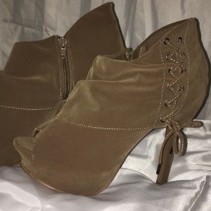 Cute heels great for any night out!